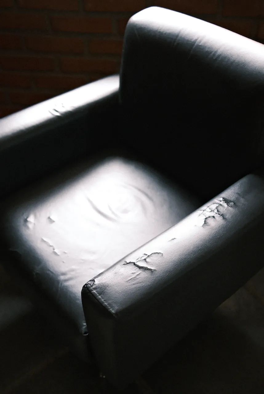 Poltrona em courino preto - Foto 4