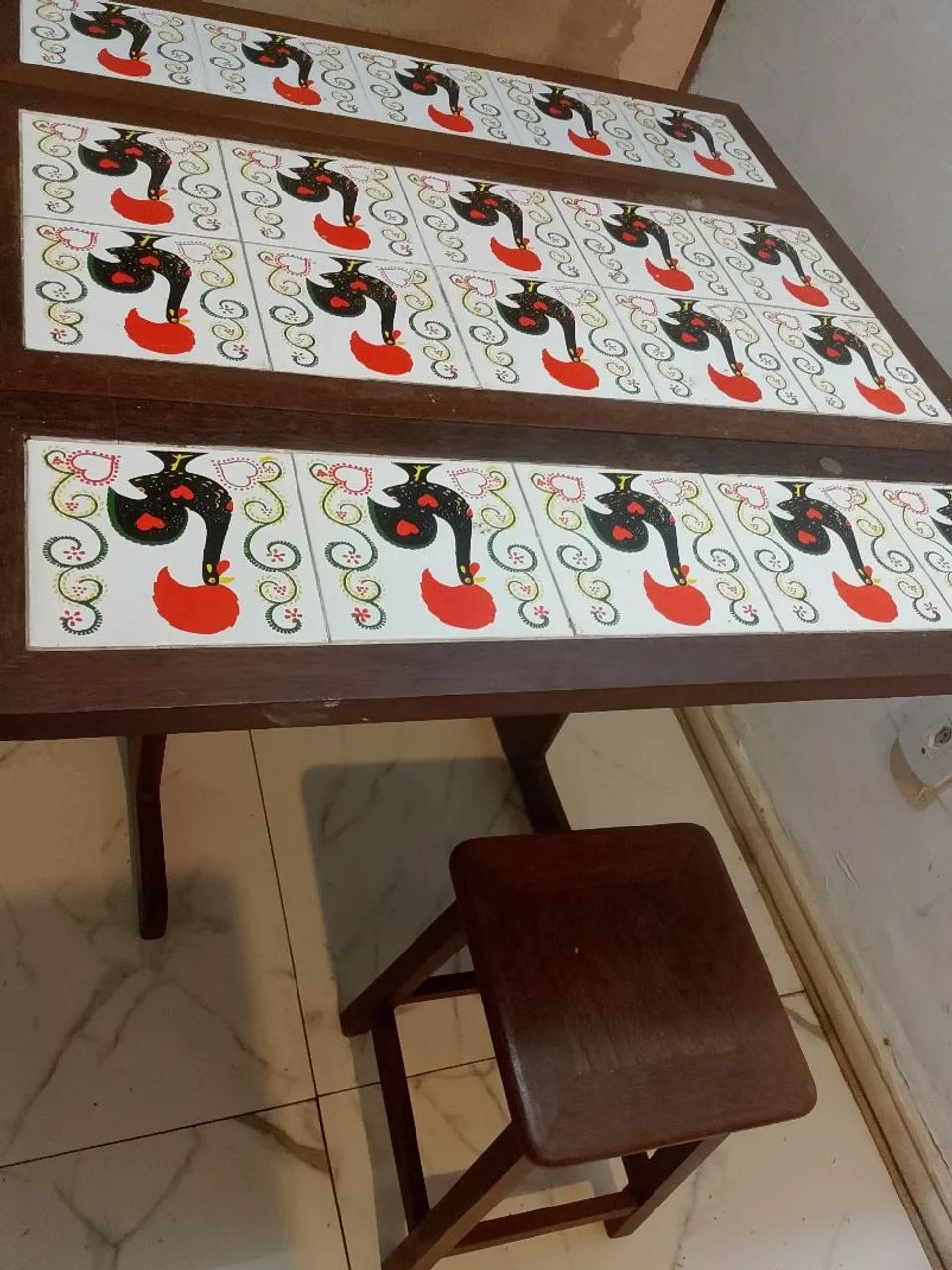 Mesa de madeira com dois bancos 