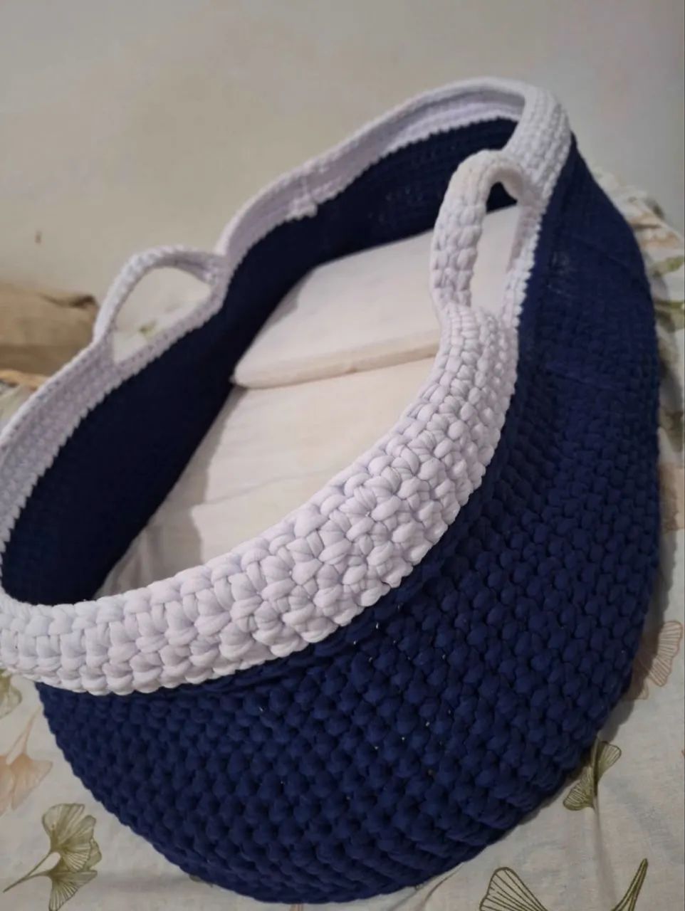 Ninho Moisés, é todo no crocê fio de malha, azul com branco. - Foto 4