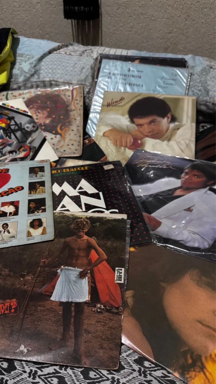 5 LPs aleatórios para decoração 