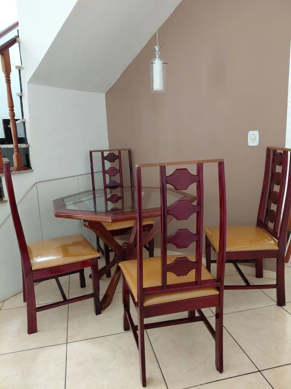 Mesa em madeira com tampo de vidro e 4 cadeiras