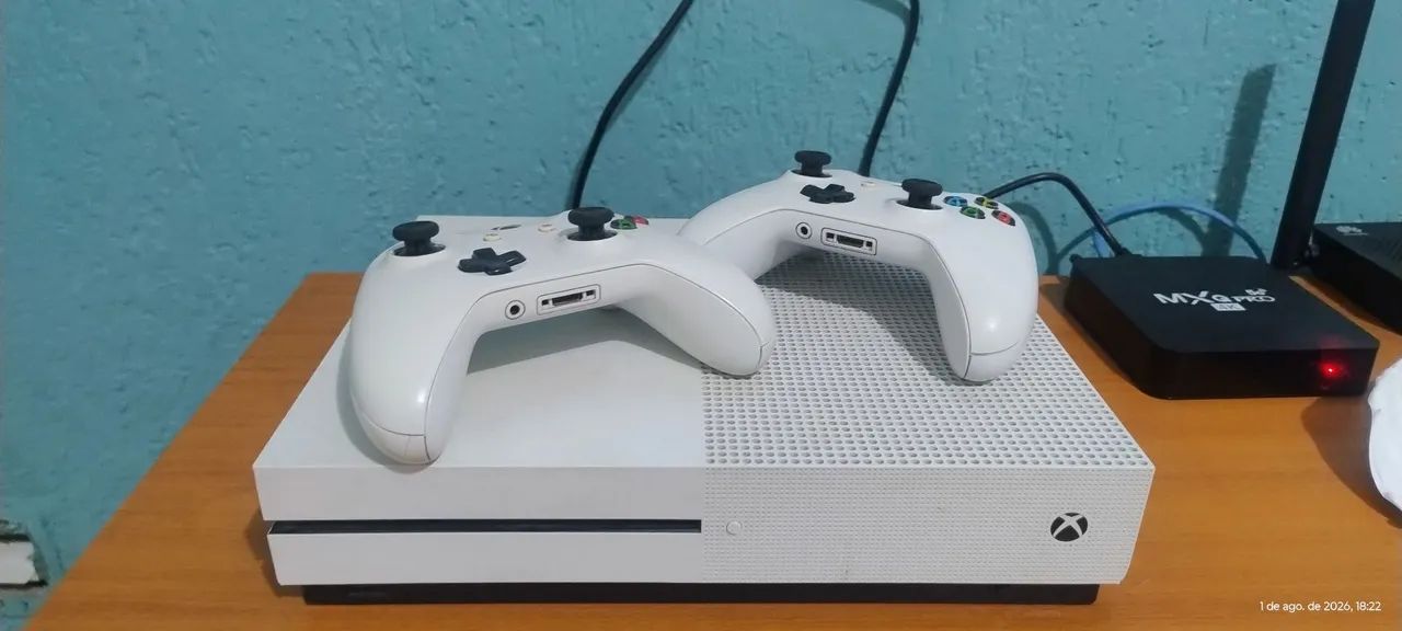 CONSOLE XBOX ONE S 1TB BRANCO COM DUAS MANETES  - Foto 3
