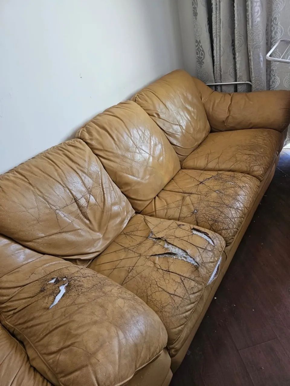 SOFA EM COURO-COR MOSTARDA PRA REFORMA - Foto 3