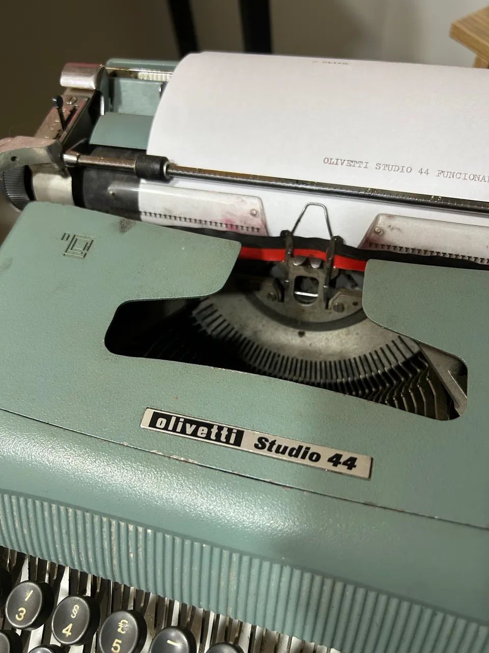 Máquina de escrever olivetti studio 44 funcionando  - Foto 4