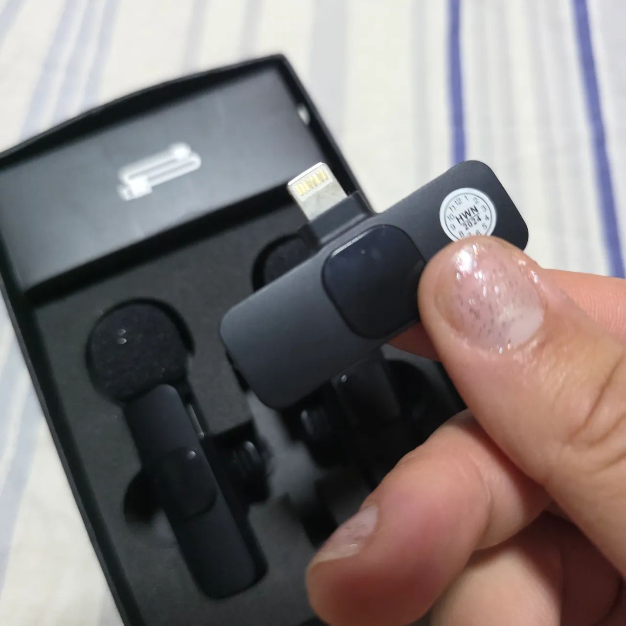 ?O K9 Wireless Microphone (Versão Dupla) conta com 2 microfones e 1 receptor, - Foto 4