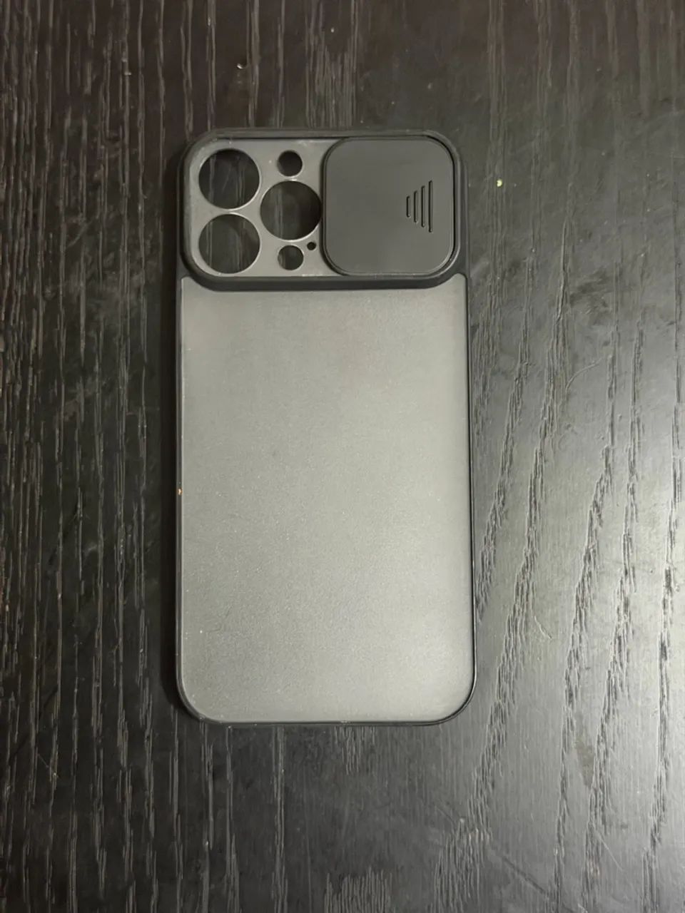 Capa iphone 15 pro max na cor preto. Com proteção de câmera 