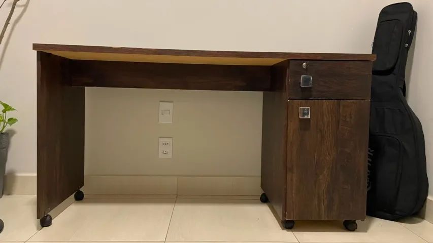 Mesa de Escritório 1,37m com Gaveta e Chave - R$ 180,00 - Foto 4