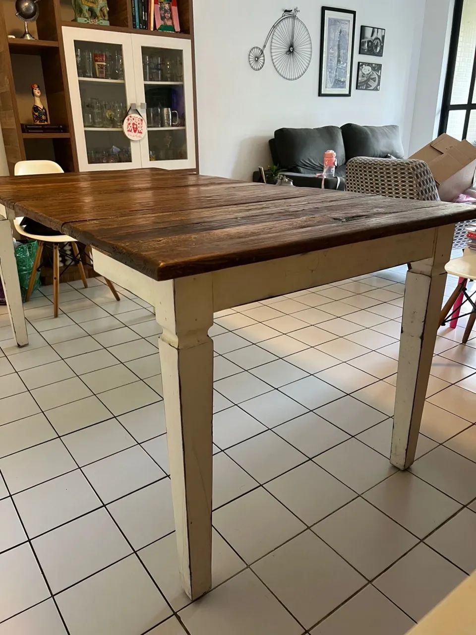 Mesa de Jantar charmosa - madeira maciça 