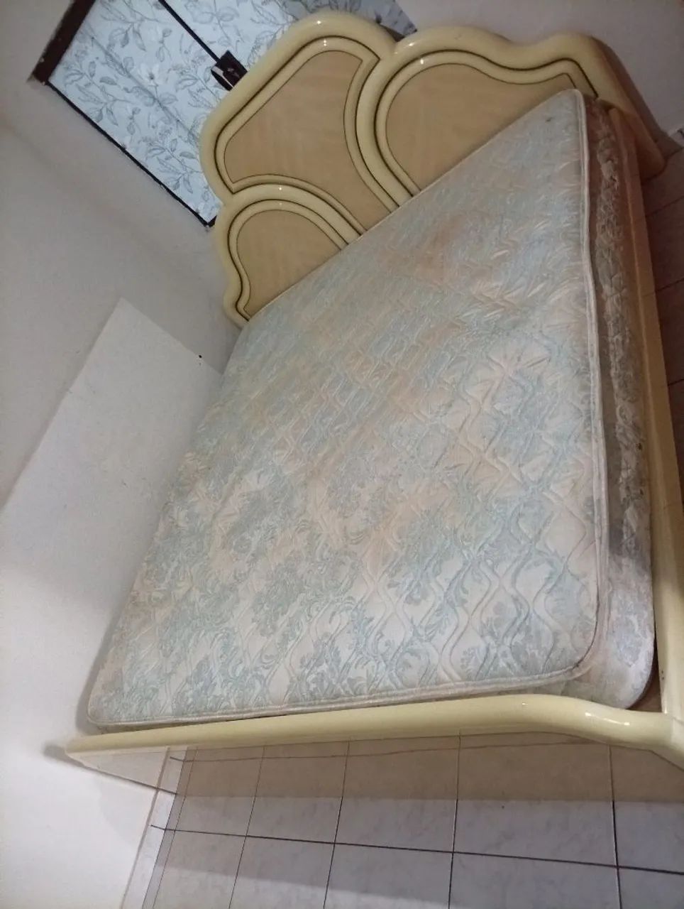 Cama casal com criado