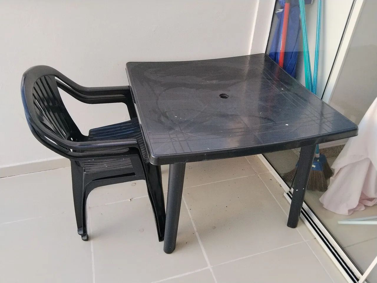 Vendo 2 mesas desmontáveis e 2 cadeiras - Foto 2