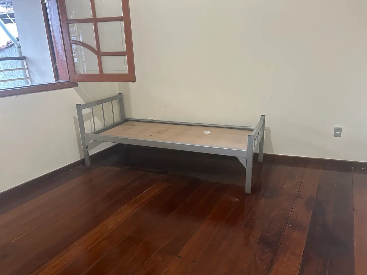 Cama de FERRO TIPO HOSPITALAR MUITO  FORTE E NOVA  - Foto 2