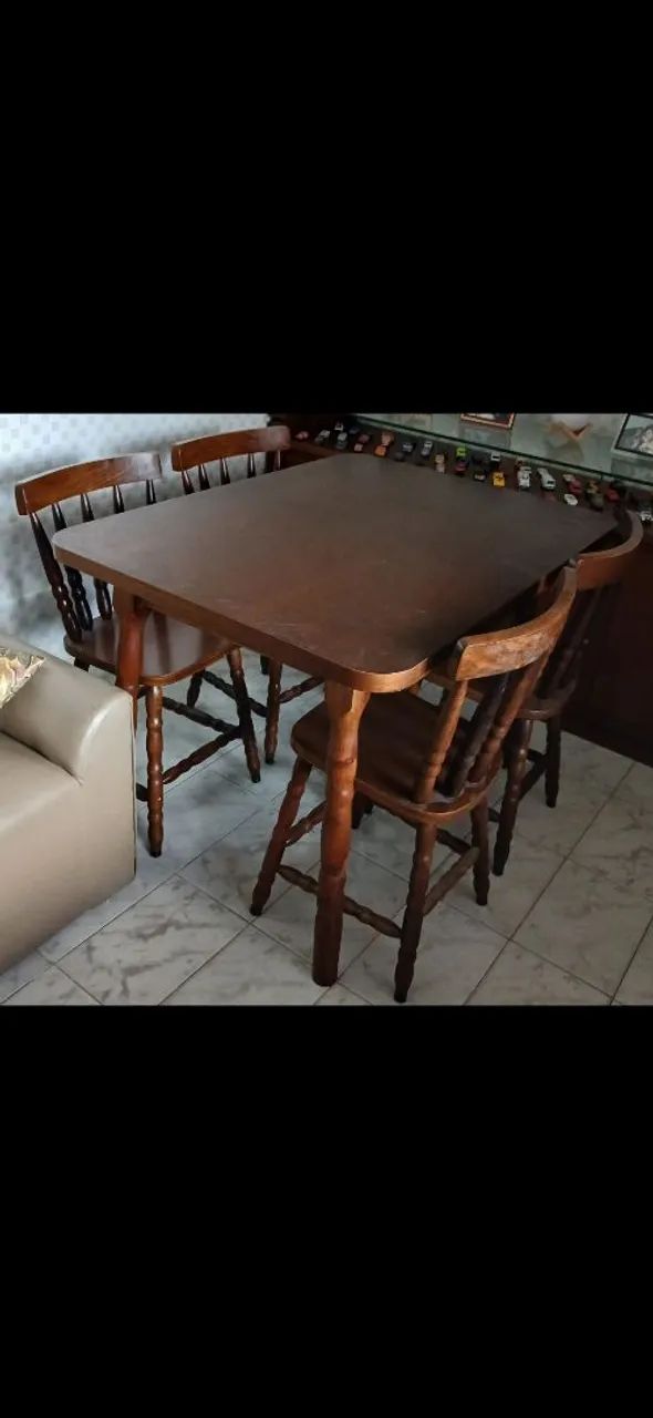 Mesa de madeira 4 cadeiras.