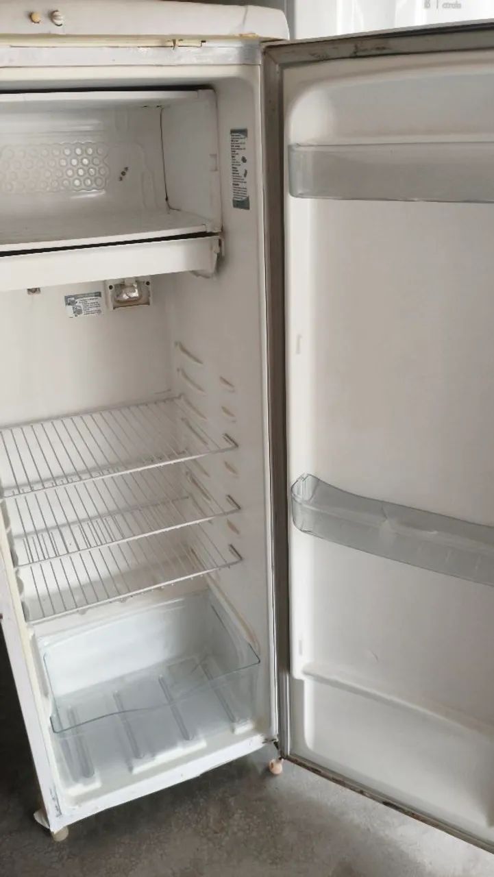 Vendo geladeira pequena, funcionando perfeitamente, e congelando  - Foto 3