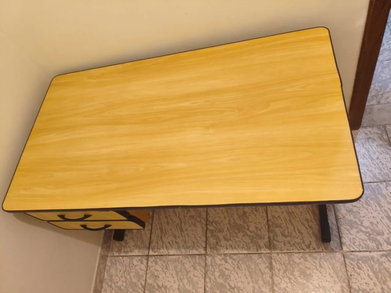 Vendo mesa de escritório com 2 gavetas com chave - Foto 4