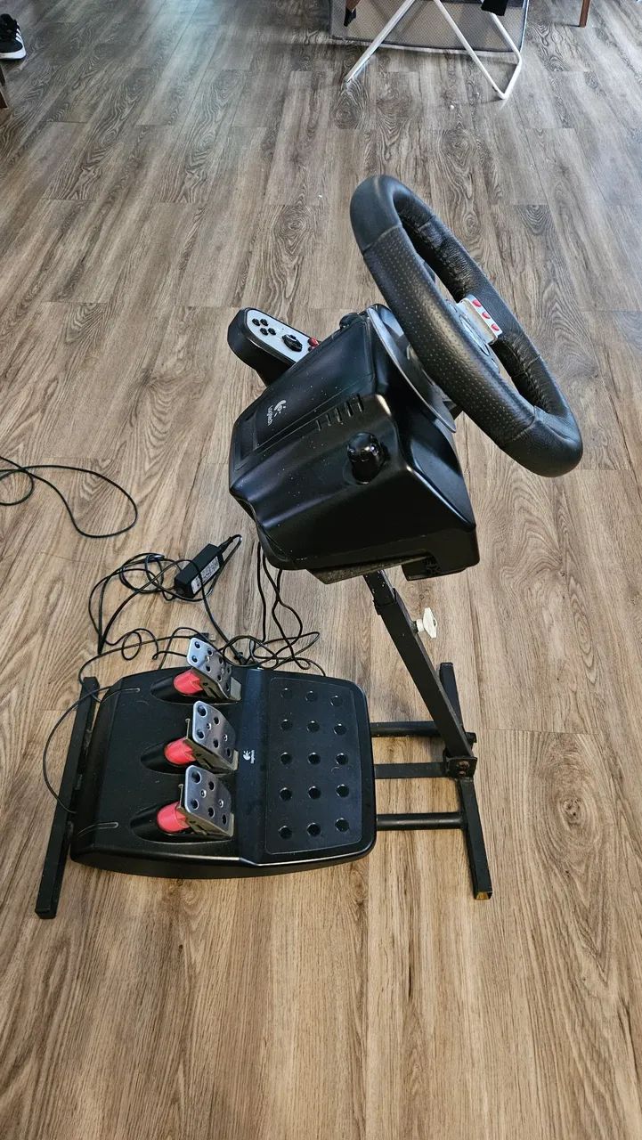 Volante Logitech G27 com suporte