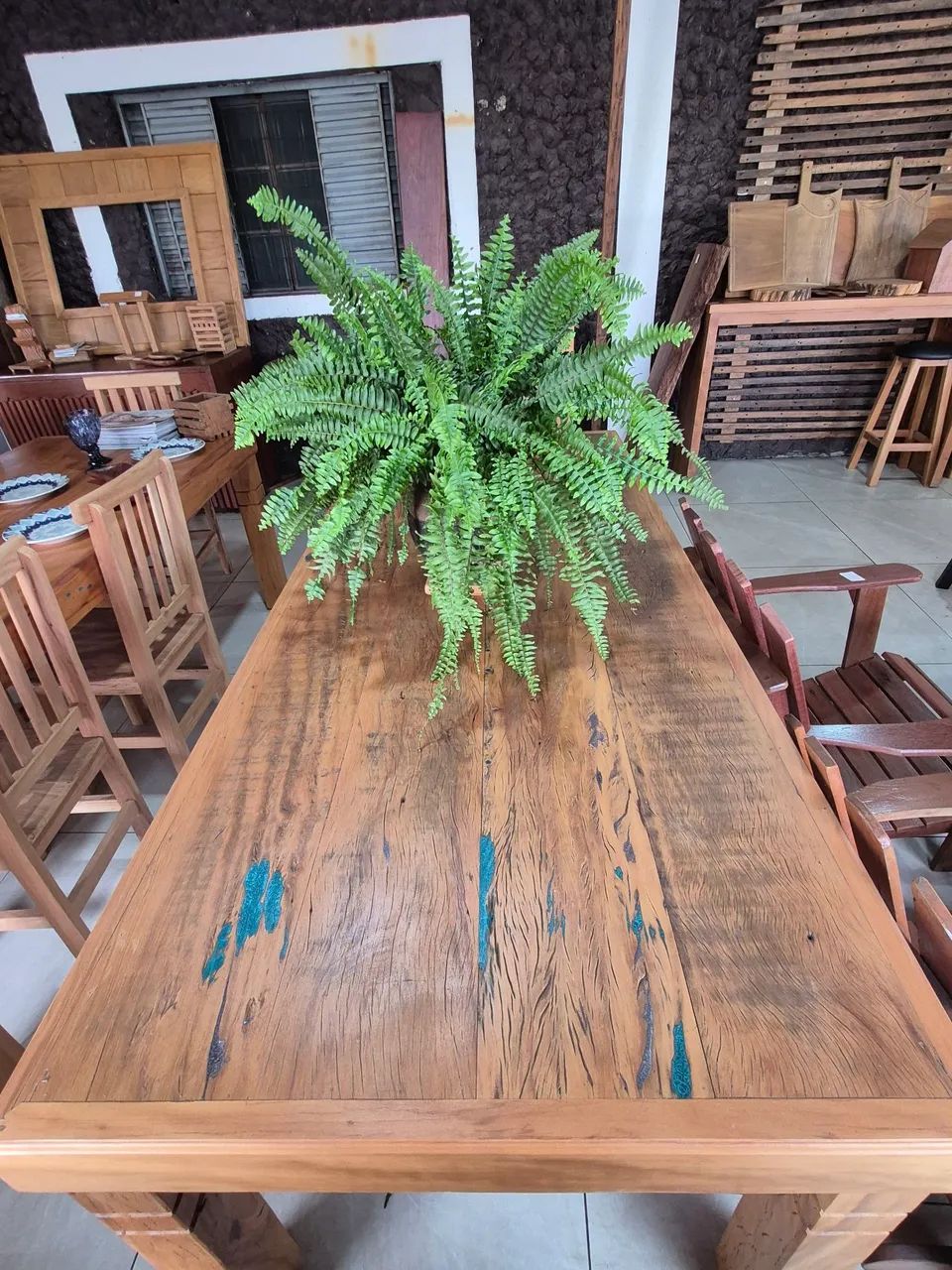 MESA RÚSTICA EXCLUSIVA COM DETALHES EM RESINA VERDE! 