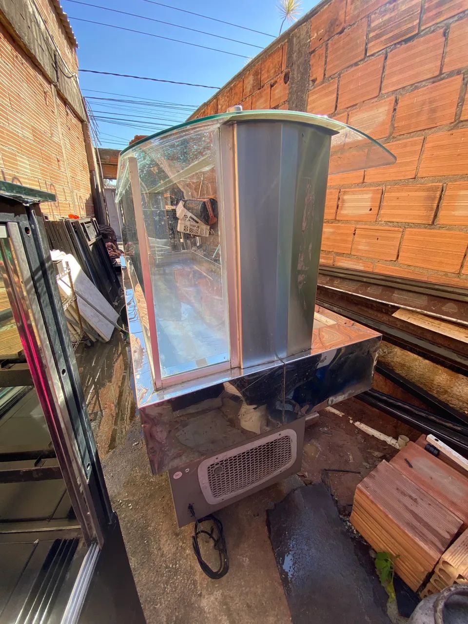 Vitrine refrigerada inox com vidro curvo - Foto 3