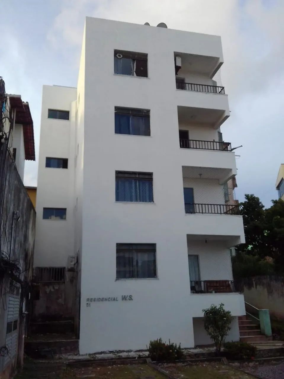 Alugo Apto 2/4 Suíte Varanda 