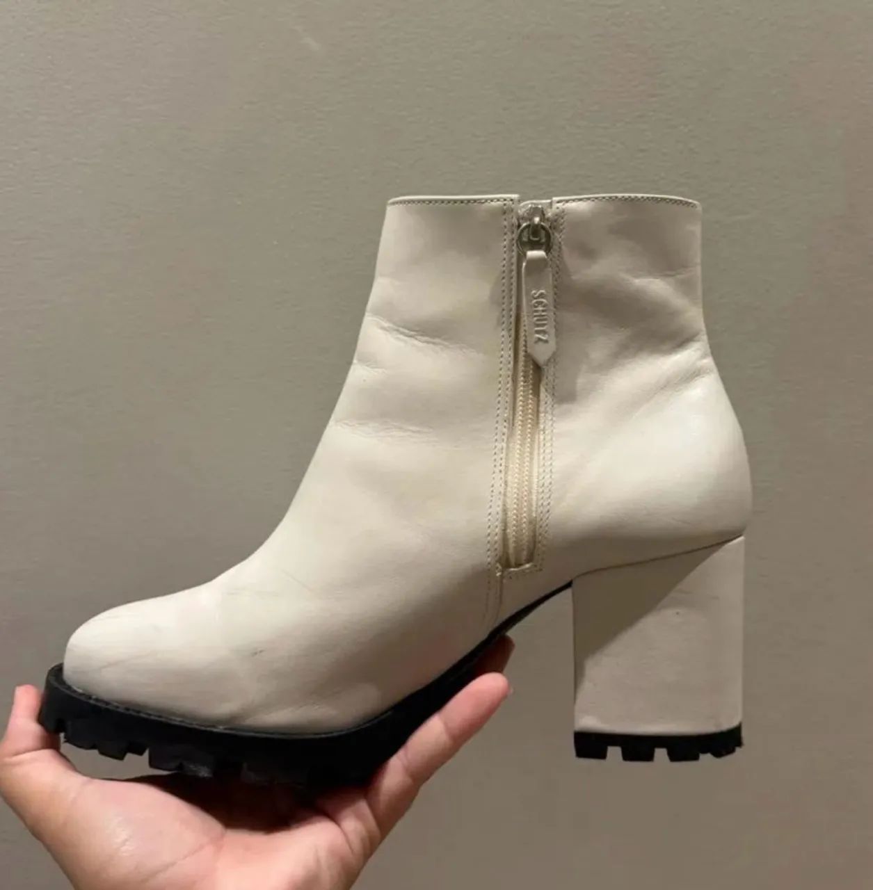 Bota Schutz branca com salto  - Foto 5