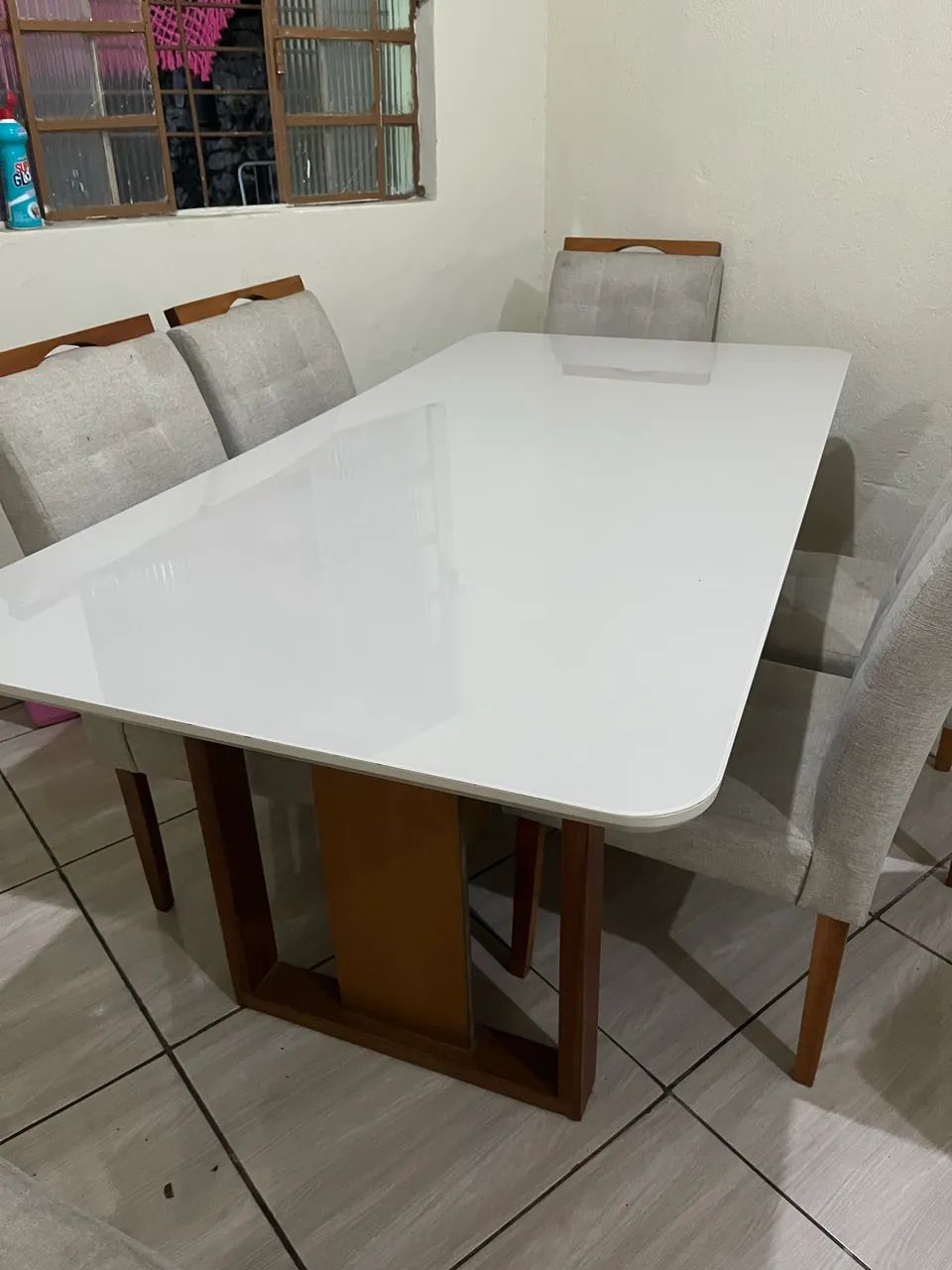 Vende se uma mesa com 6 cadeiras 