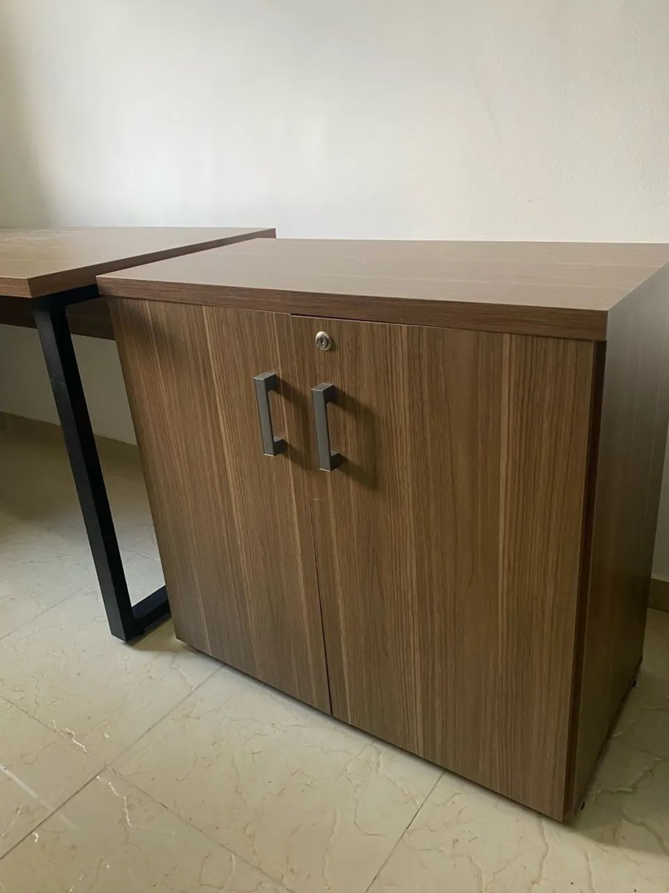 Mesa de escritório e armário  - Foto 3