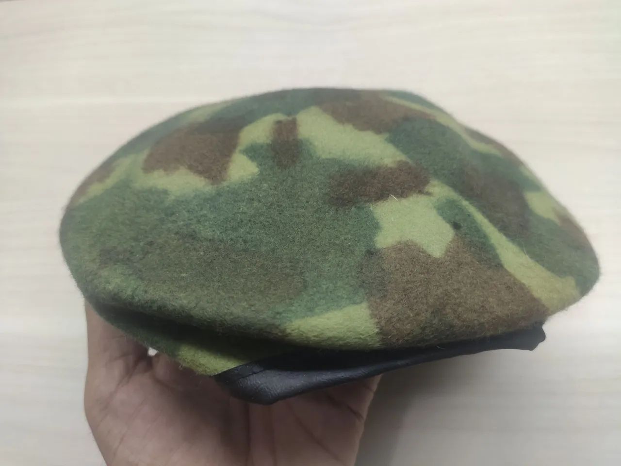 Boina verde e boné camuflado 