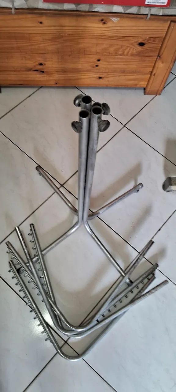 Vendo Arara em aço cromado 