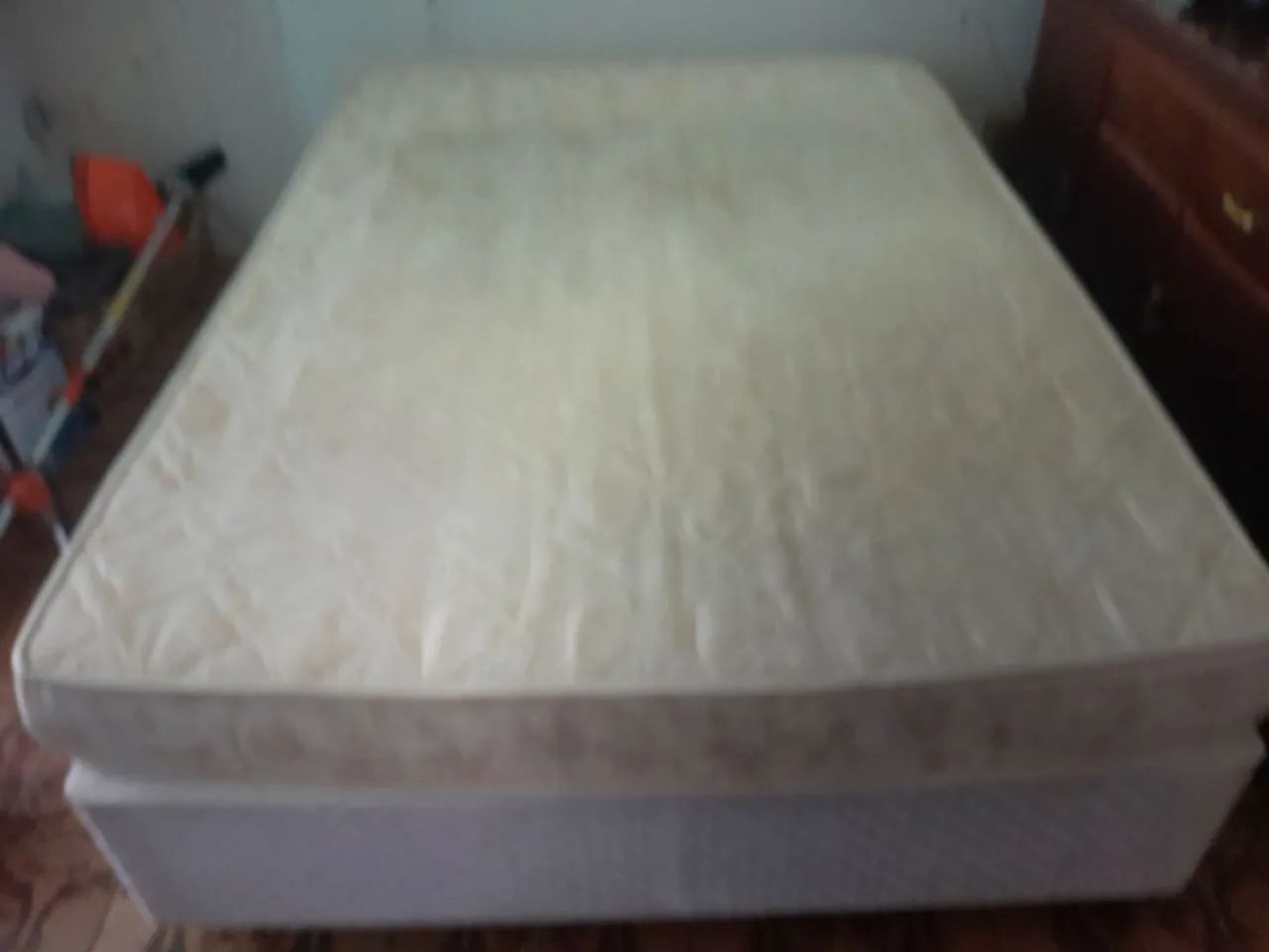 Vendo cama box com colchão 