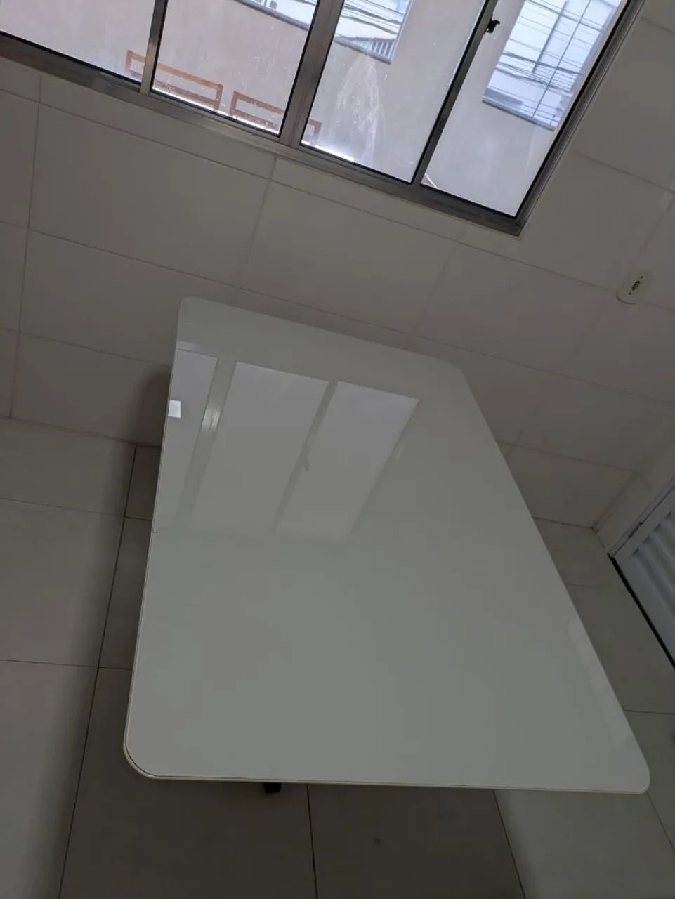 Mesa de madeira com tampo de vidro - Foto 2