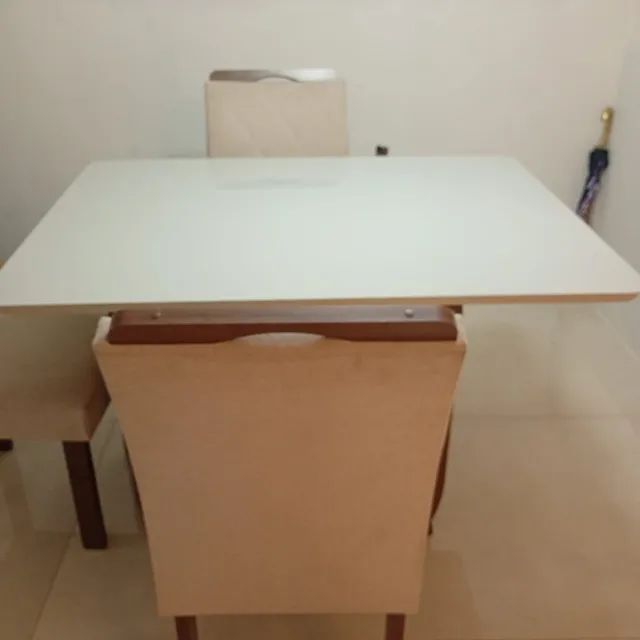 Mesa de jantar 4 cadeiras com estofados semi nova 