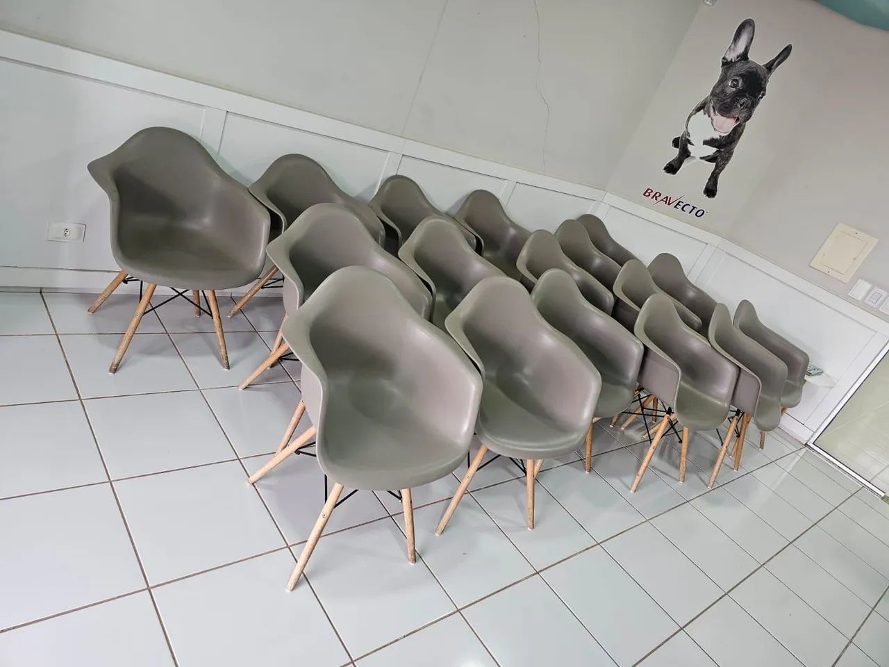 Cadeiras Charles Eames Cinza com Braço - Foto 4