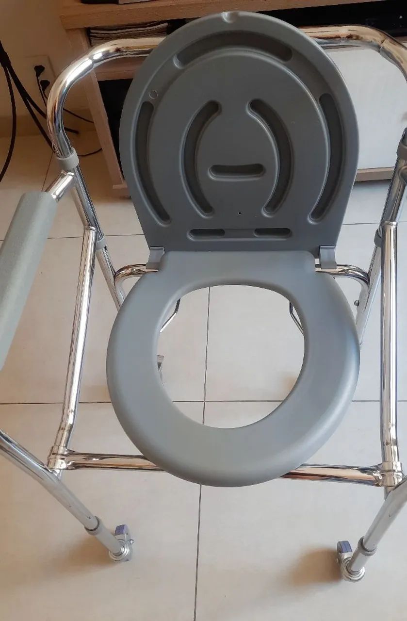 Cadeira de rodas para Banho em Inox com Reservatório - Quase Nova!