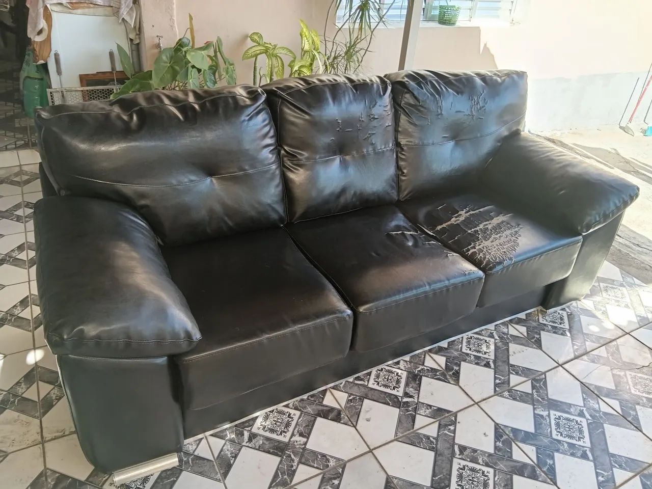 Sofá de Couro 3 Lugares Com Detalhes!
