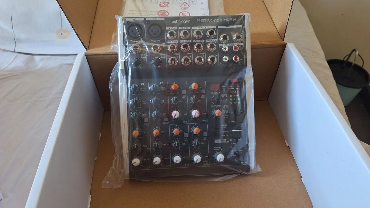Mesa de som Behringer Xenyx 1002 SFX USB nova na caixa  - Foto 3