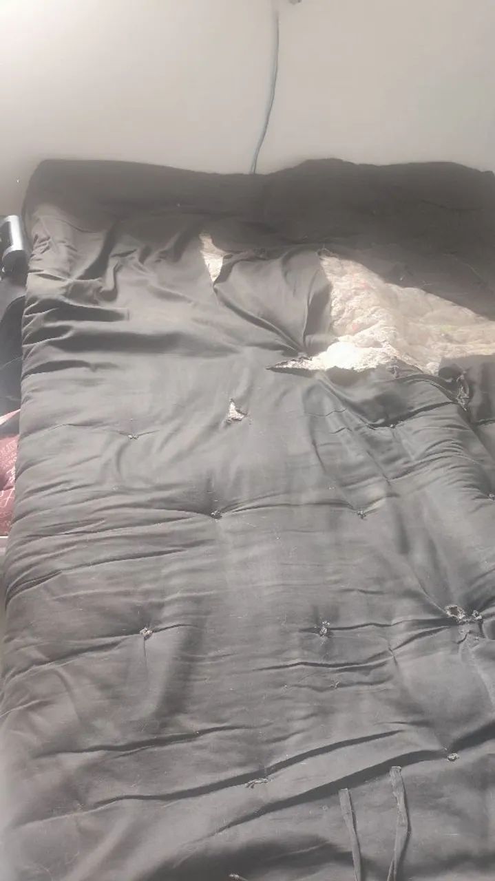Futon grande 1,50 × 2,00 m ? precisa de capa nova  - Foto 4