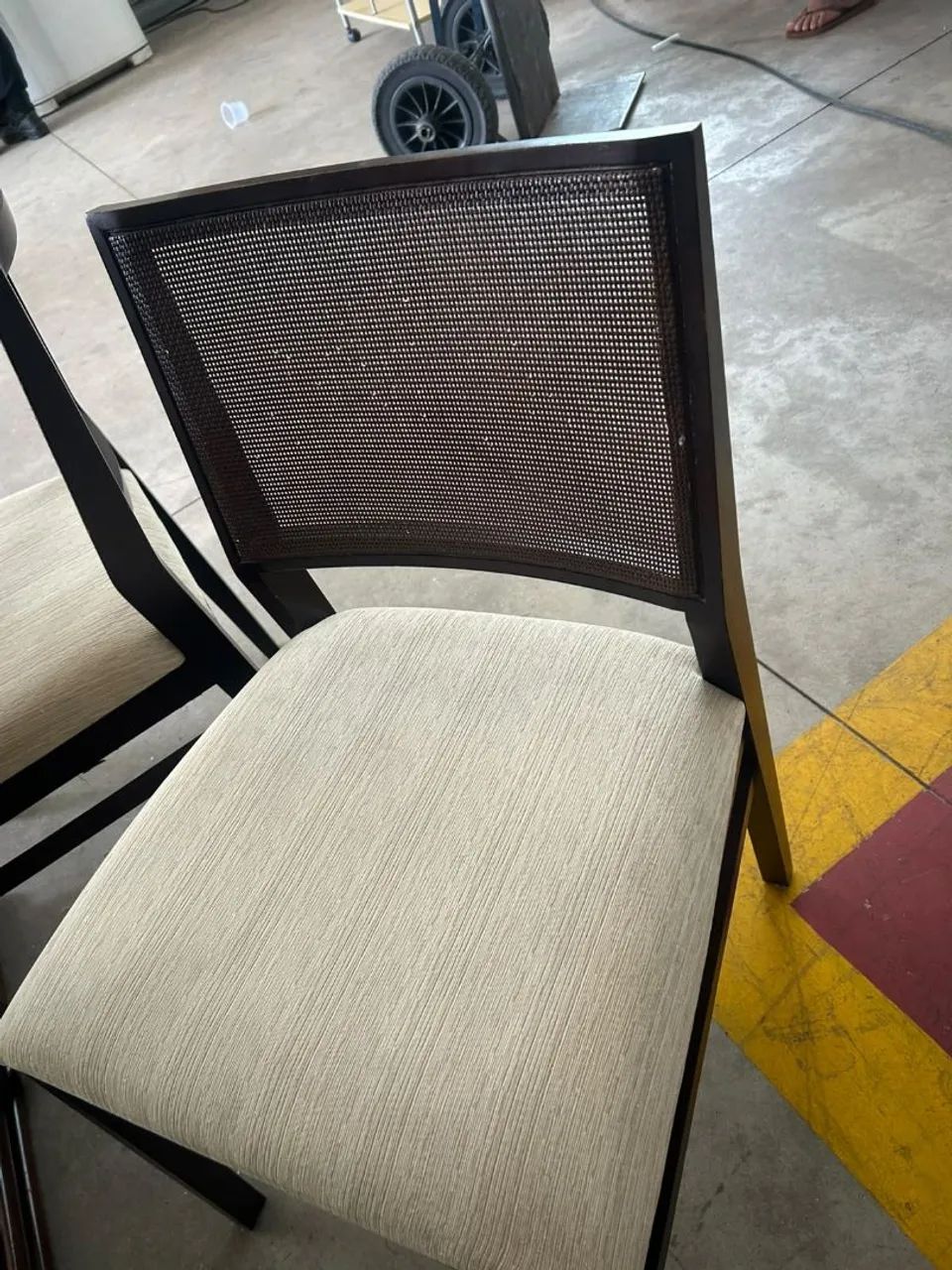 VENDO LUXUOSISSIMA MESA DE JANTAR DE 6 CADEIRAS!! - Foto 2