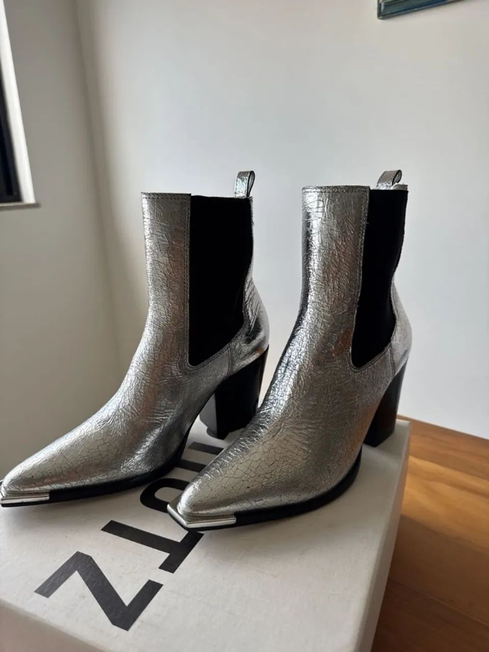 bota schutz craquele prata - Foto 4