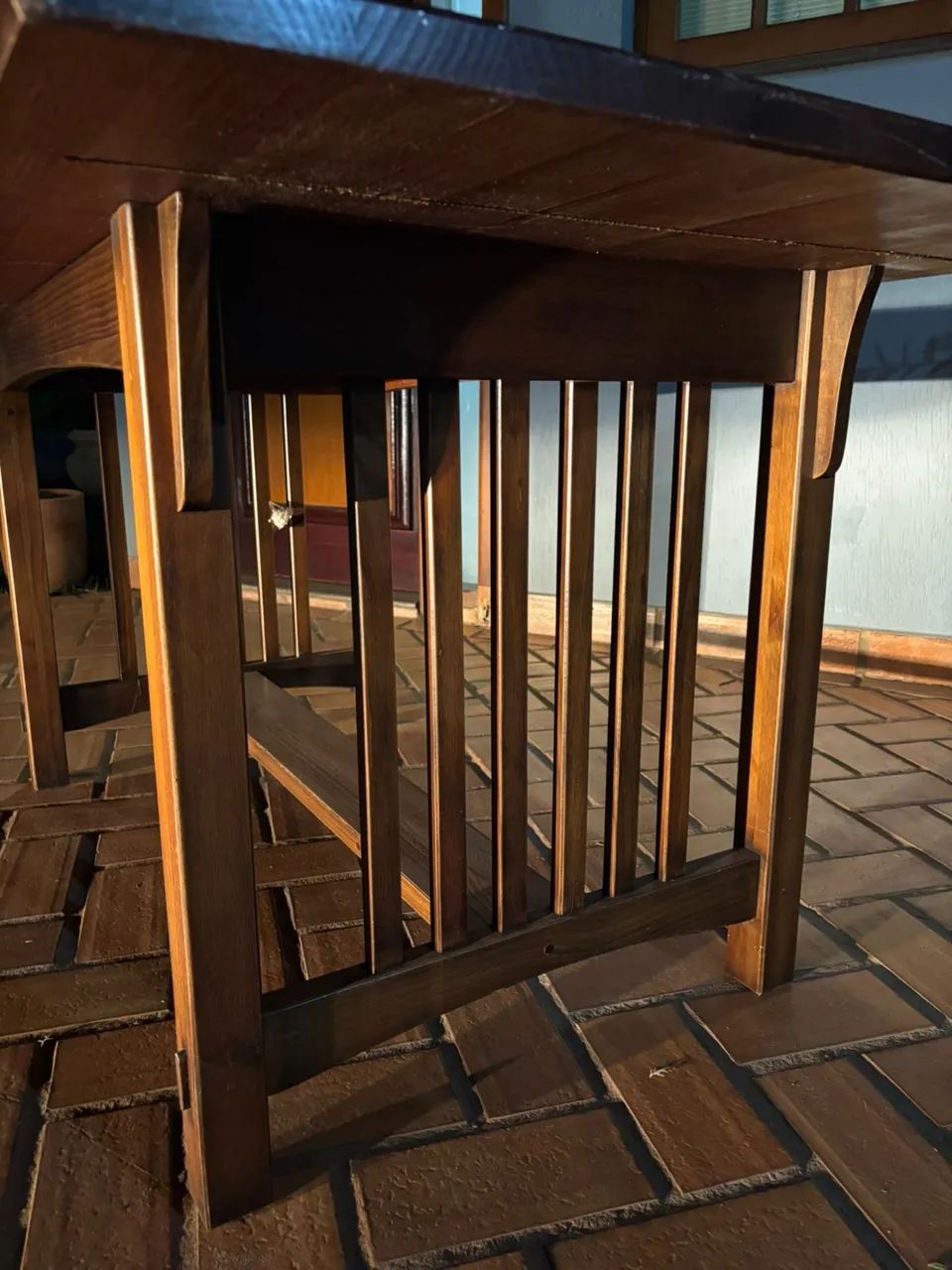 Mesa de madeira maciça 6 lugares com bancos - Foto 5