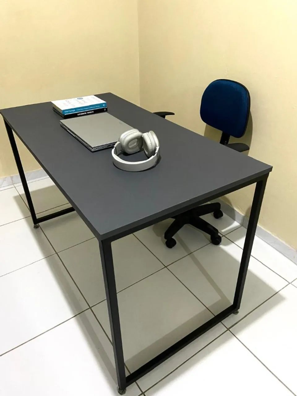 Compact Desk – Ideal for Study and Home Office