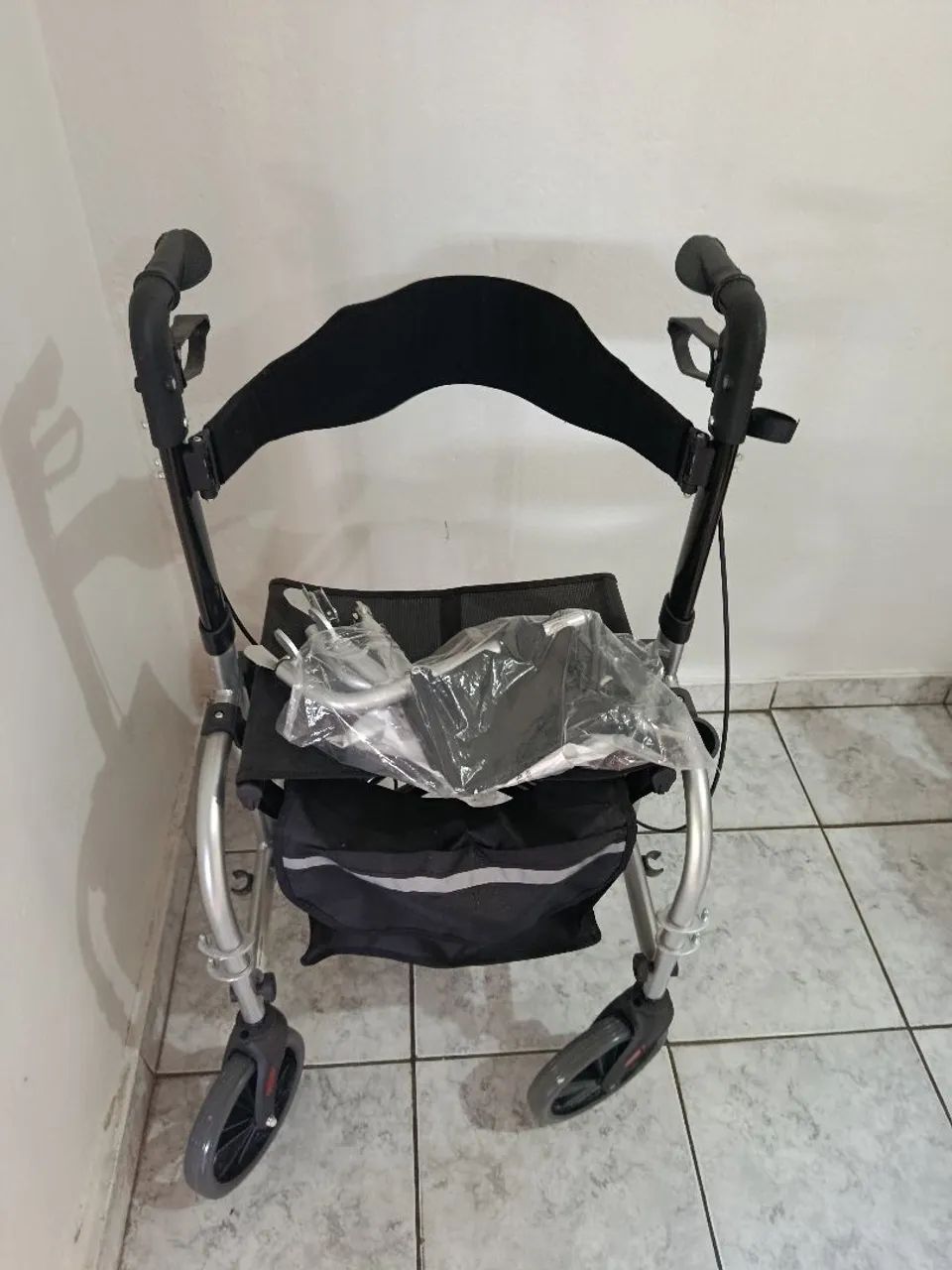 Andador 4 Rodas, Assento Ortopédico, Dobrável e com freio