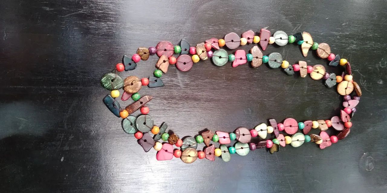 Colar de botões de madeira 