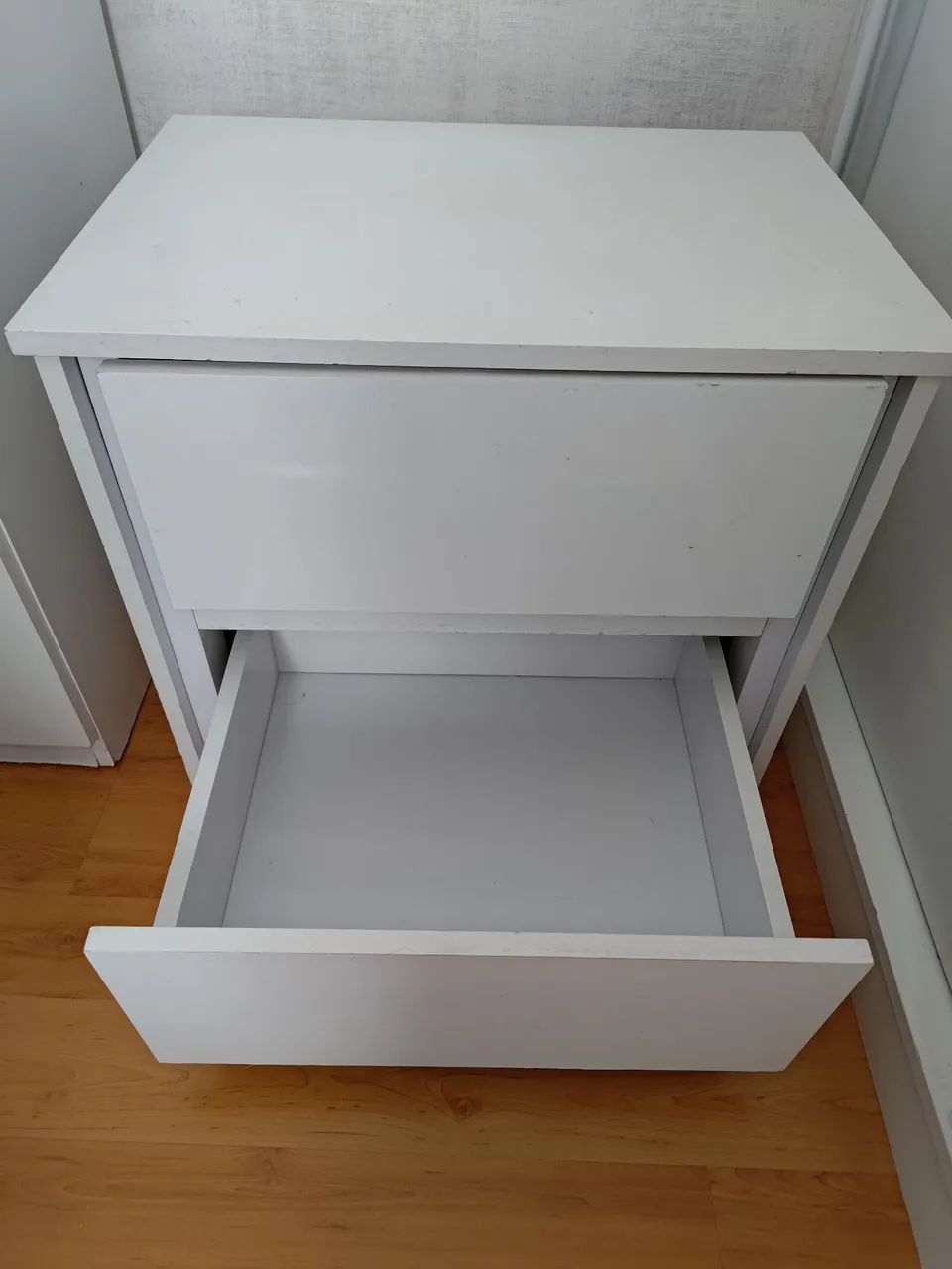 Criado mudo branco com duas gavetas - Foto 3
