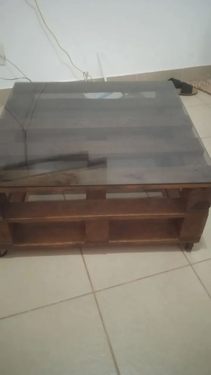  Vendo mesa rústica  com vidro 