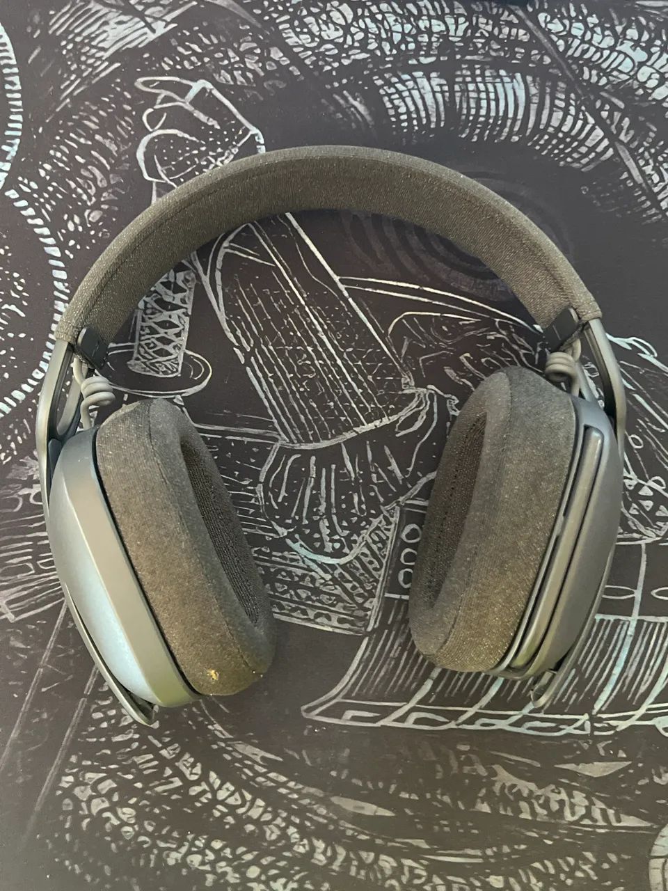 Headset: Logitech Zone Vibe 100