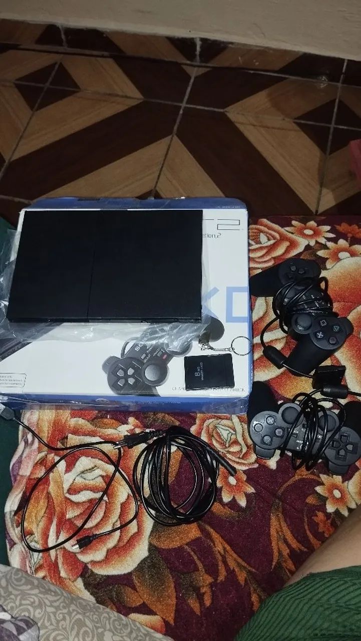 PlayStation 2 na caixa com 2 controles 