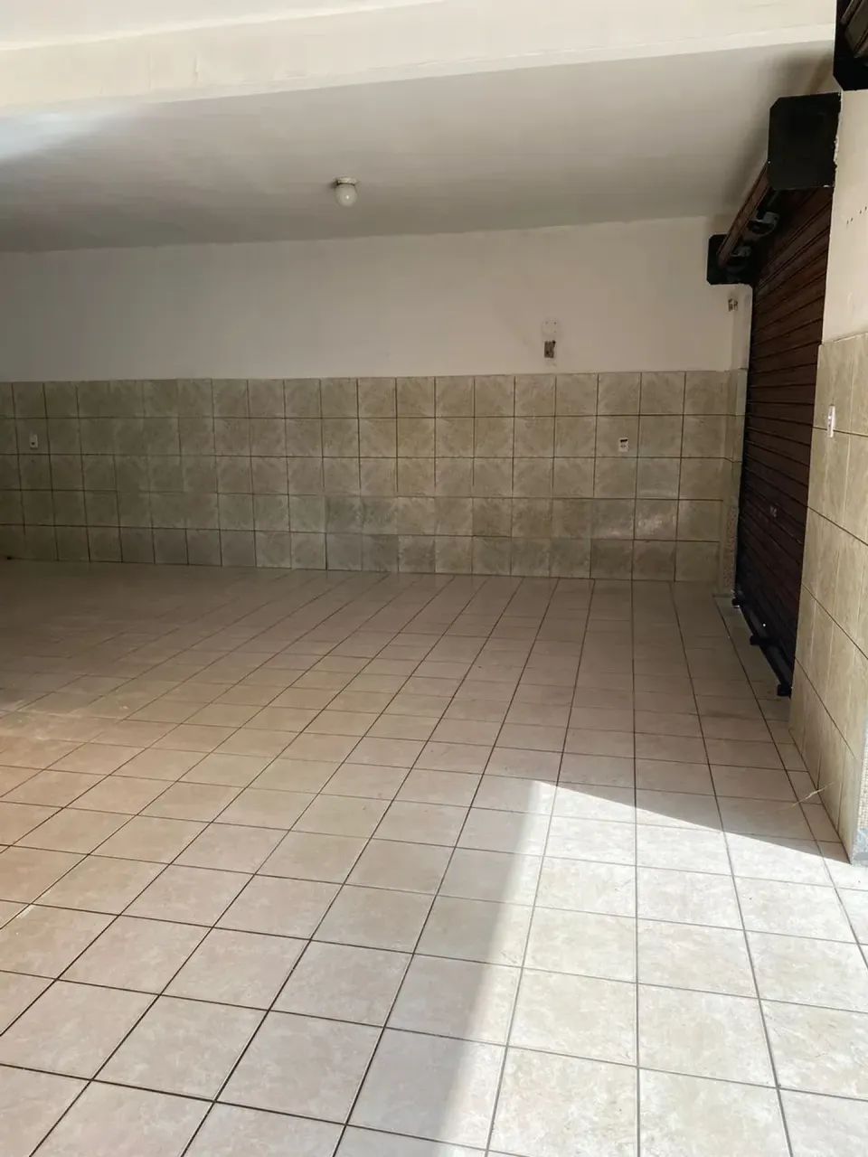Loja térrea com estacionamento frontal, aproximadamente 50 m2 com 01 banheiro - Foto 4