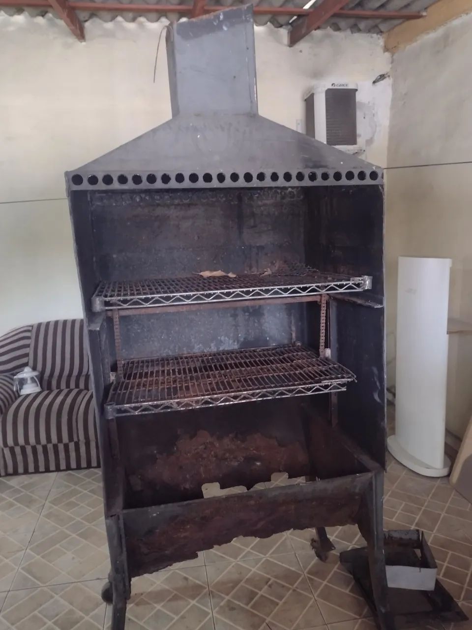 CHURRASQUEIRA GRANDE COM AVARIA 