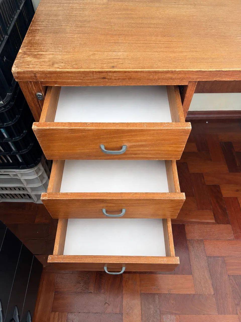 Mesa de madeira maciça com gavetas - Foto 2