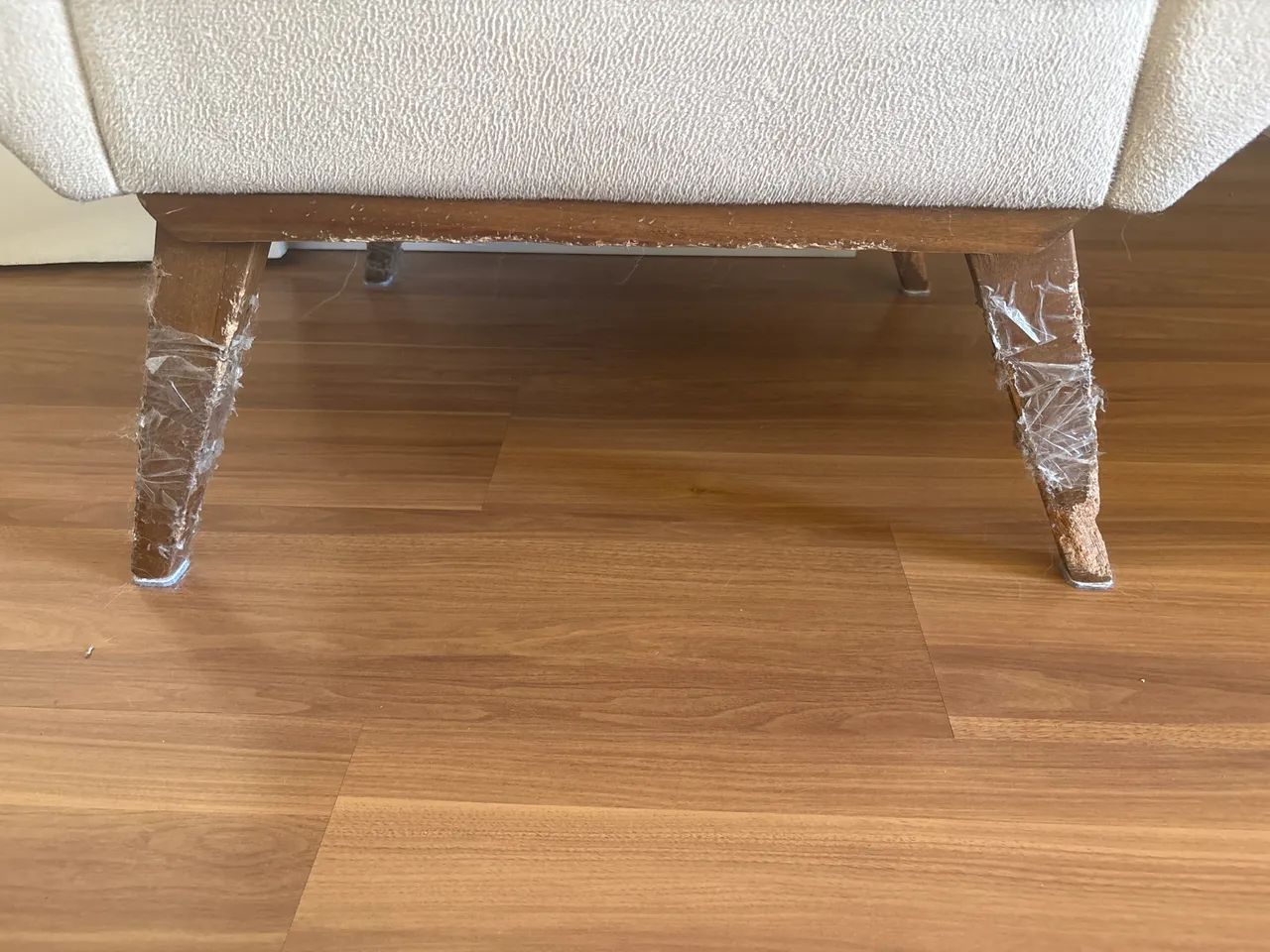 Vendo poltrona, pés danificados.. - Foto 2