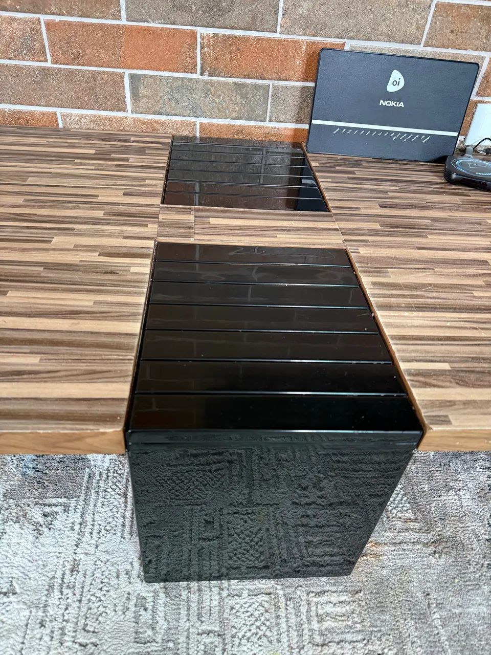 Mesa de centro em madeira com pés pretos robusto - Foto 2